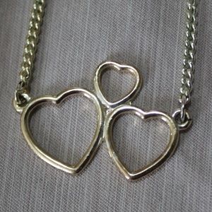 SILVER TONE TRIPLE HEART NECKLACE(8")